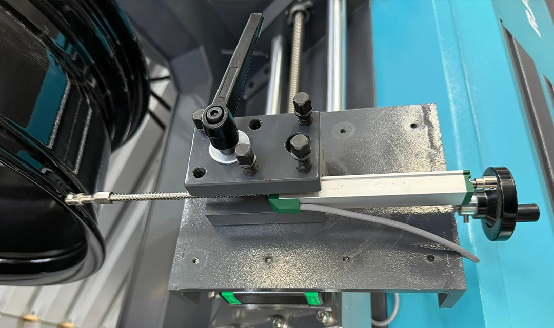 Comparateur fixé sur un chariot mobile